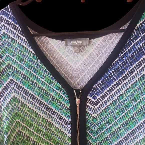 Neiman Marcus Green and Blue Patterned Topelegant, fresh and soft for your skin - Picture 2 of 6